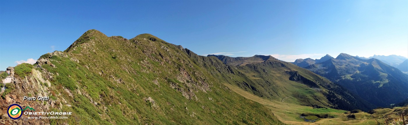 32 Vista dalla Forcella Rossa verso Pizzo Rotondo a sx, Cime di Lemma ... .jpg